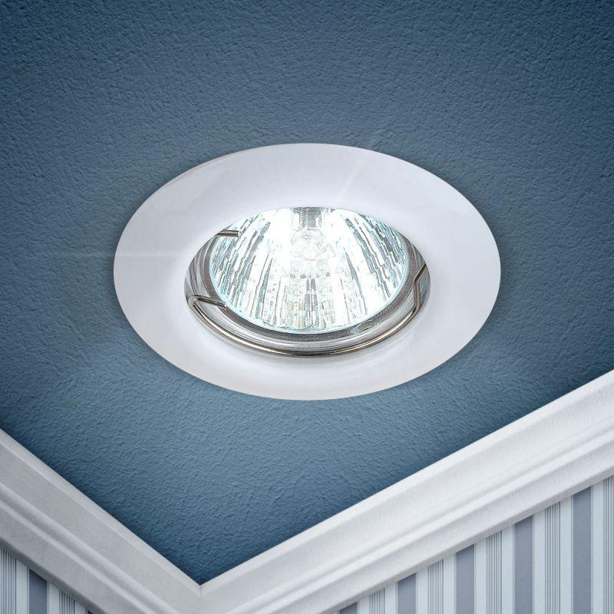 Изображение товара Прожектор точечный ЭРА ST3 WH 50Вт MR16 12В белый алюминий IP20