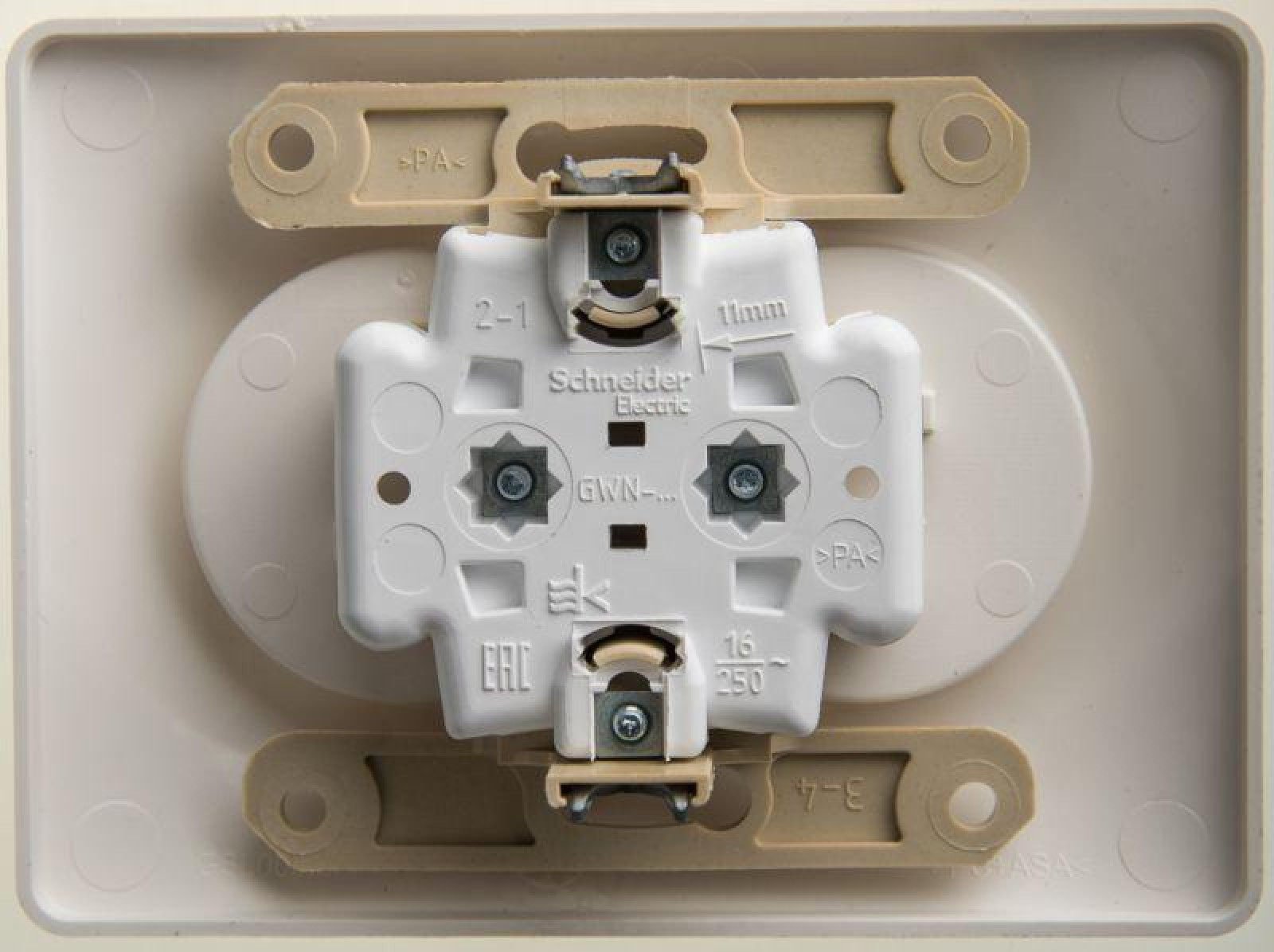 Изображение товара Розетка Systeme Electric Glossa 16А IP20 встраиваемая без заземления перламутр