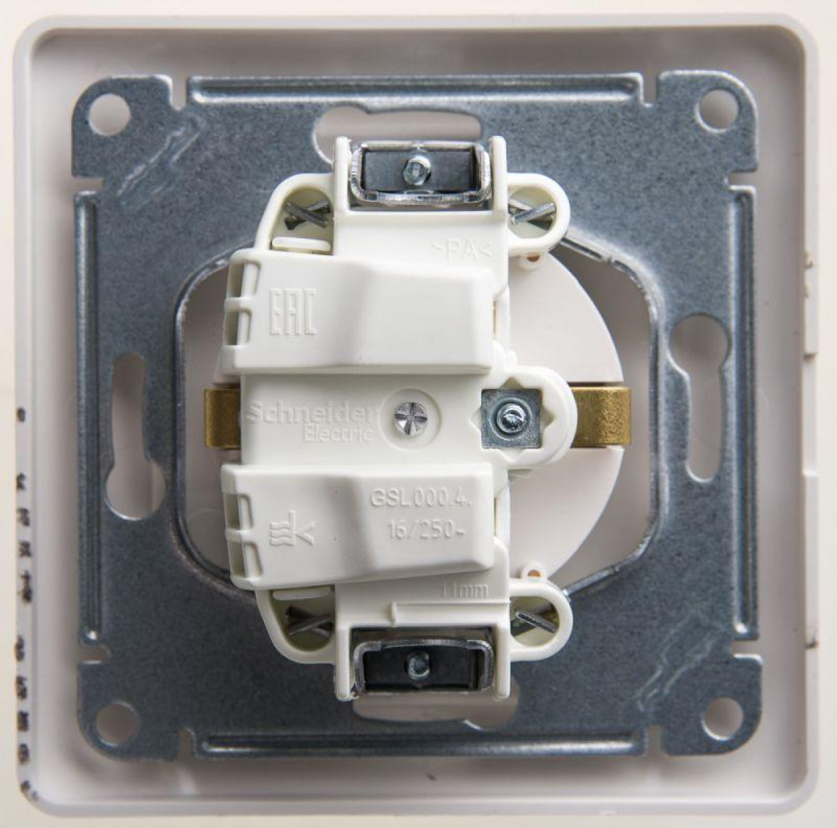 Изображение товара Розетка Systeme Electric Glossa 16А IP20 с заземлением и шторками, перламутровая