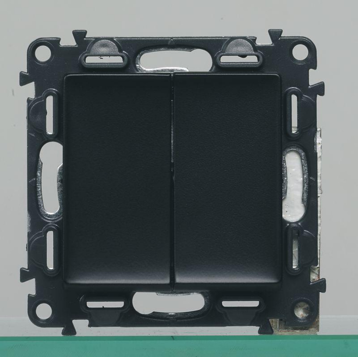 Изображение товара Выключатель 2-кл. Valena In'matic 10А IP20 Legrand Венгрия