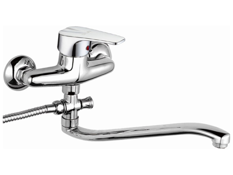 Изображение товара Смеситель для ванны D-Lin D140629 хром поворотный излив с душевым гарнитуром