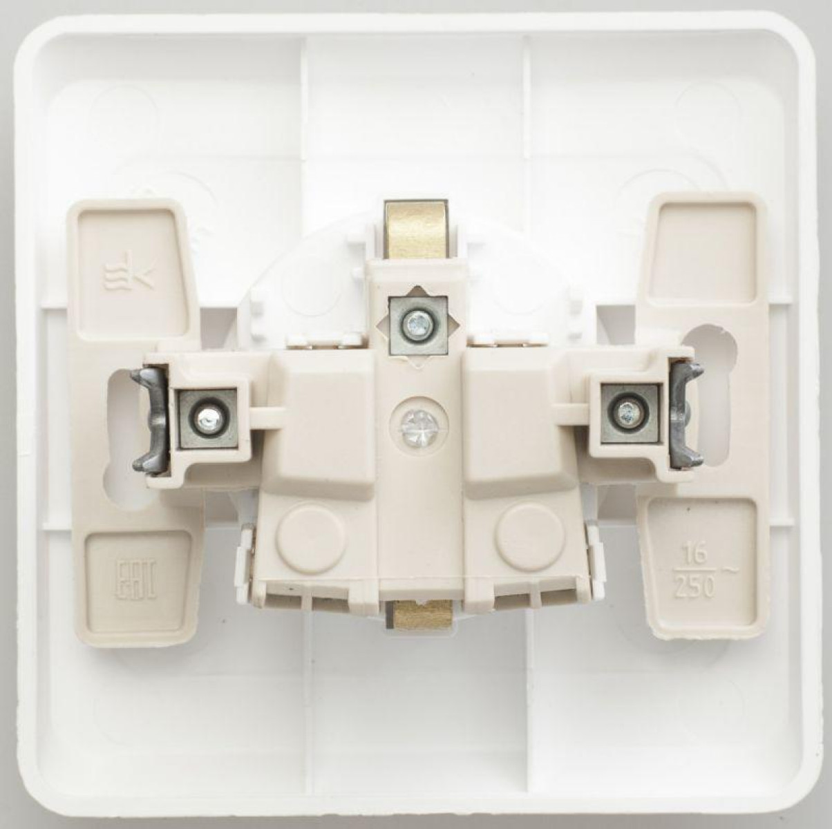 Изображение товара Розетка Systeme Electric Этюд 16А IP20 с заземлением и шторками Россия