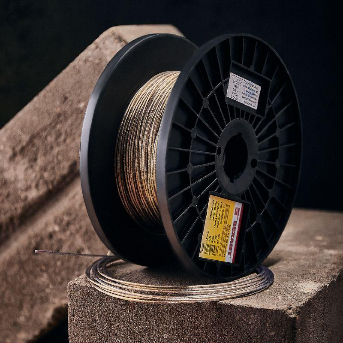 Изображение товара Стальной трос в ПВХ изоляции 2.0мм Rexant 200м для заземления и монтажных работ