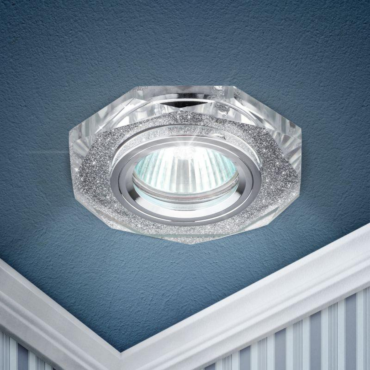 Изображение товара Прожекторы и светильники направленного света ЭРА Светильник точечный WR1 WH 50Вт GU5.3 MR16 12В/220В d70мм влагозащ. бел. ЭРА