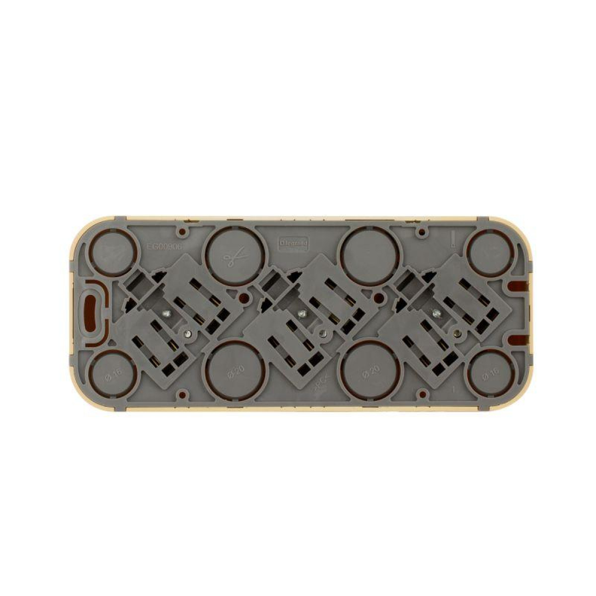 Изображение товара Розетка 3-м ОП Quteo 16А IP20 с заземл. защитой и шторками Legrand