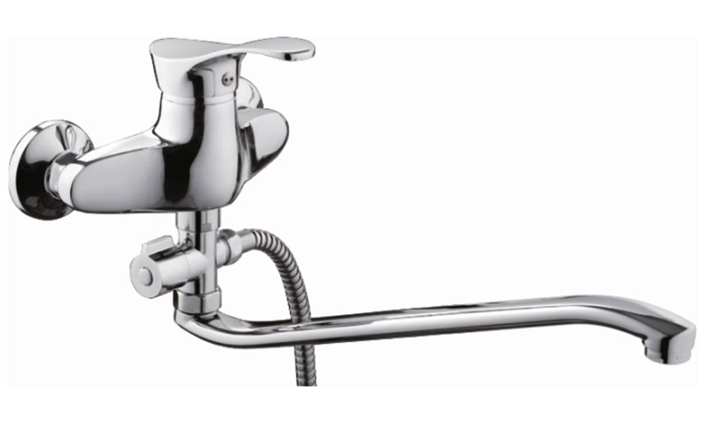 Изображение товара Смеситель для ванны D-Lin хром с поворотным изливом и душевым гарнитуром