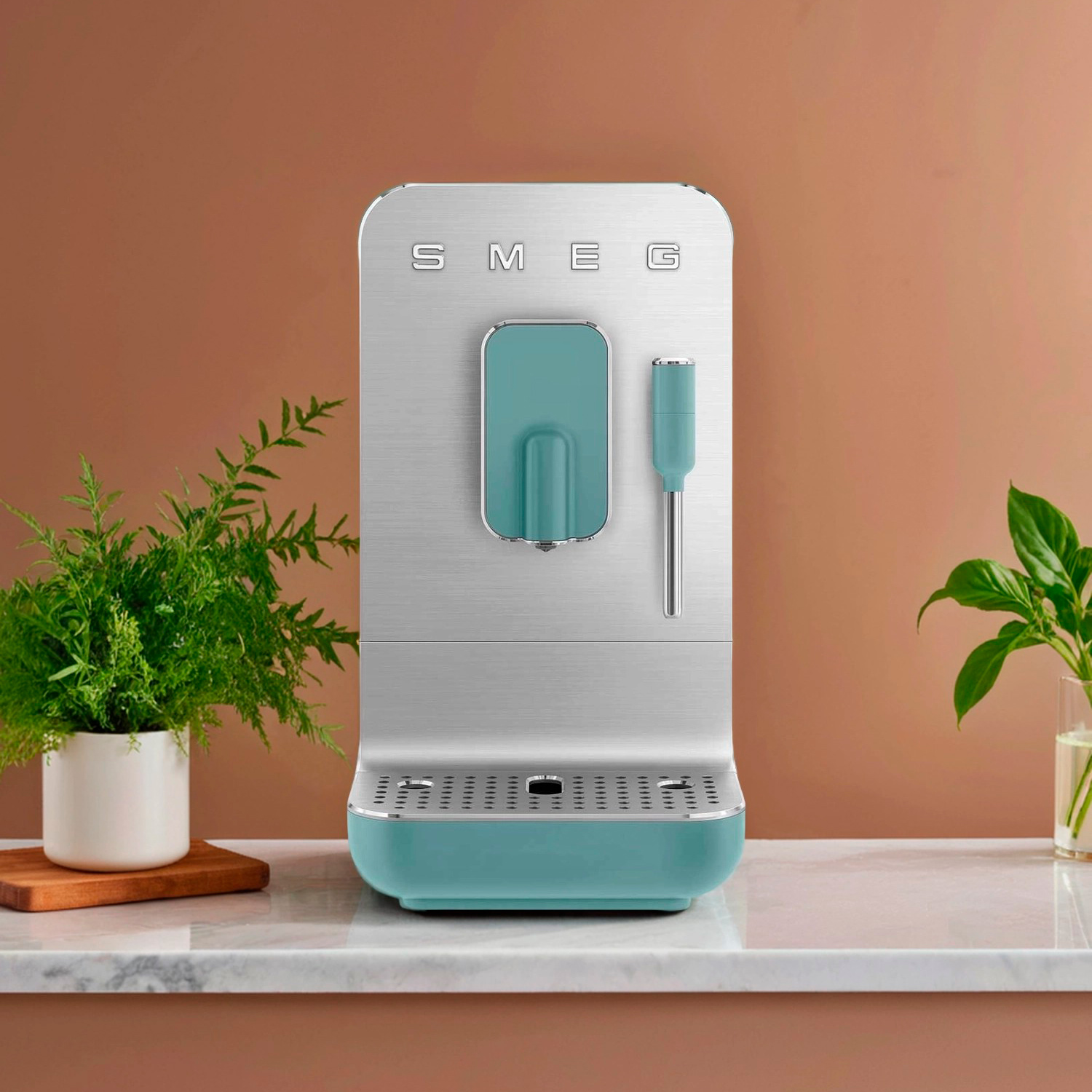 Изображение товара Автоматическая кофемашина Smeg BCC12EGMEU с функциями помола и капучино