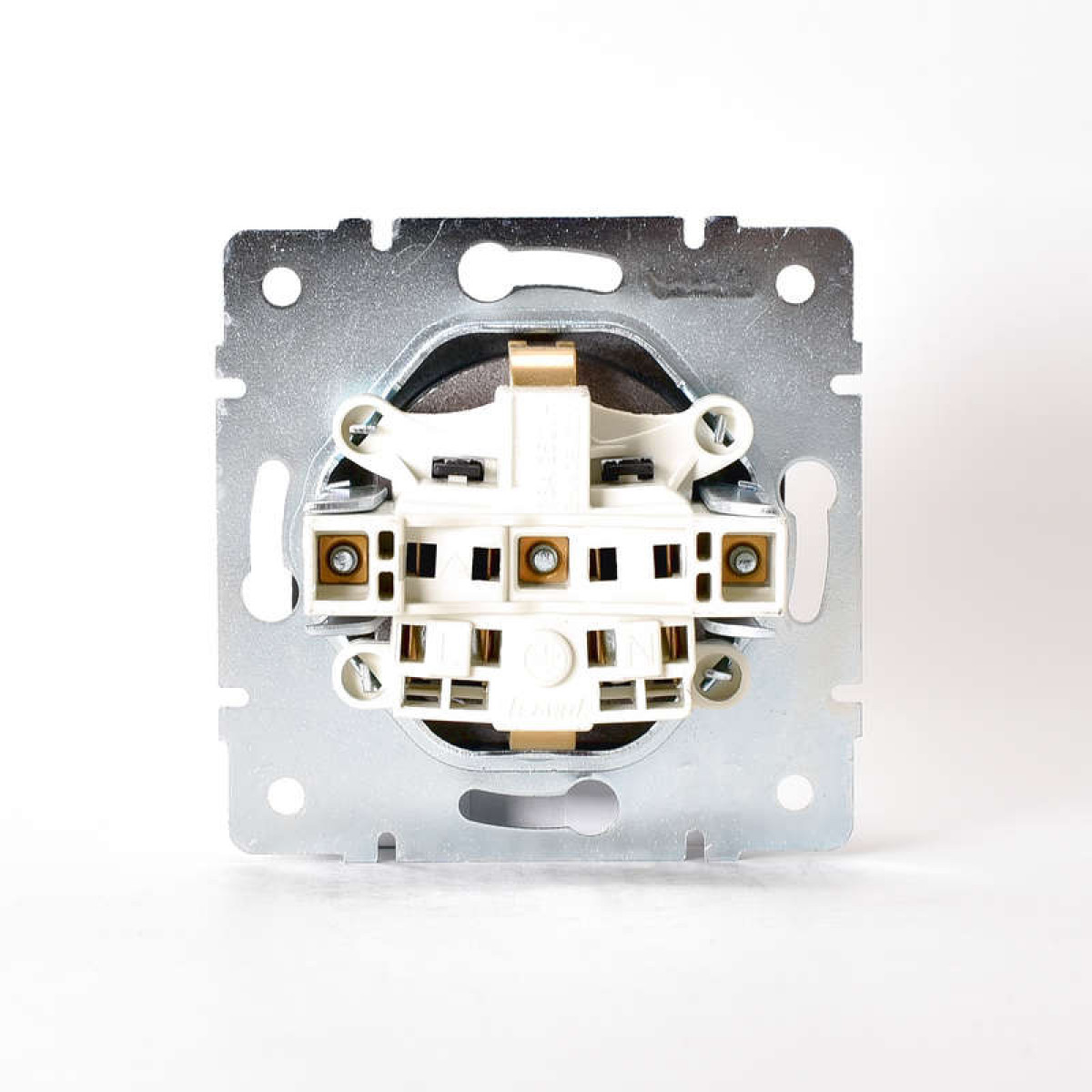 Изображение товара Розетка Lezard Karina с заземлением и шторками 1гнездо IP20