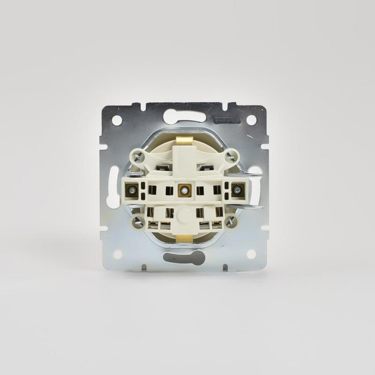 Изображение товара Розетка Lezard Karina с заземлением и защитой шторками 1-м гнездом