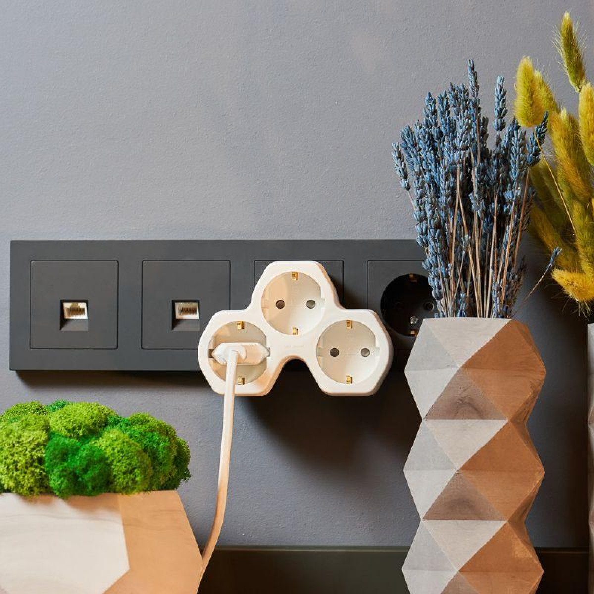 Изображение товара Переходник Rexant Разветвитель 3-м с заземл. 16А IP20 защ. шторки бел.