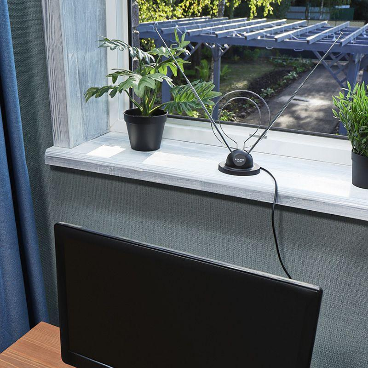 Изображение товара Антенна ТВ комнатная Rexant RX-100 телескопическая с кольцом VHF UHF