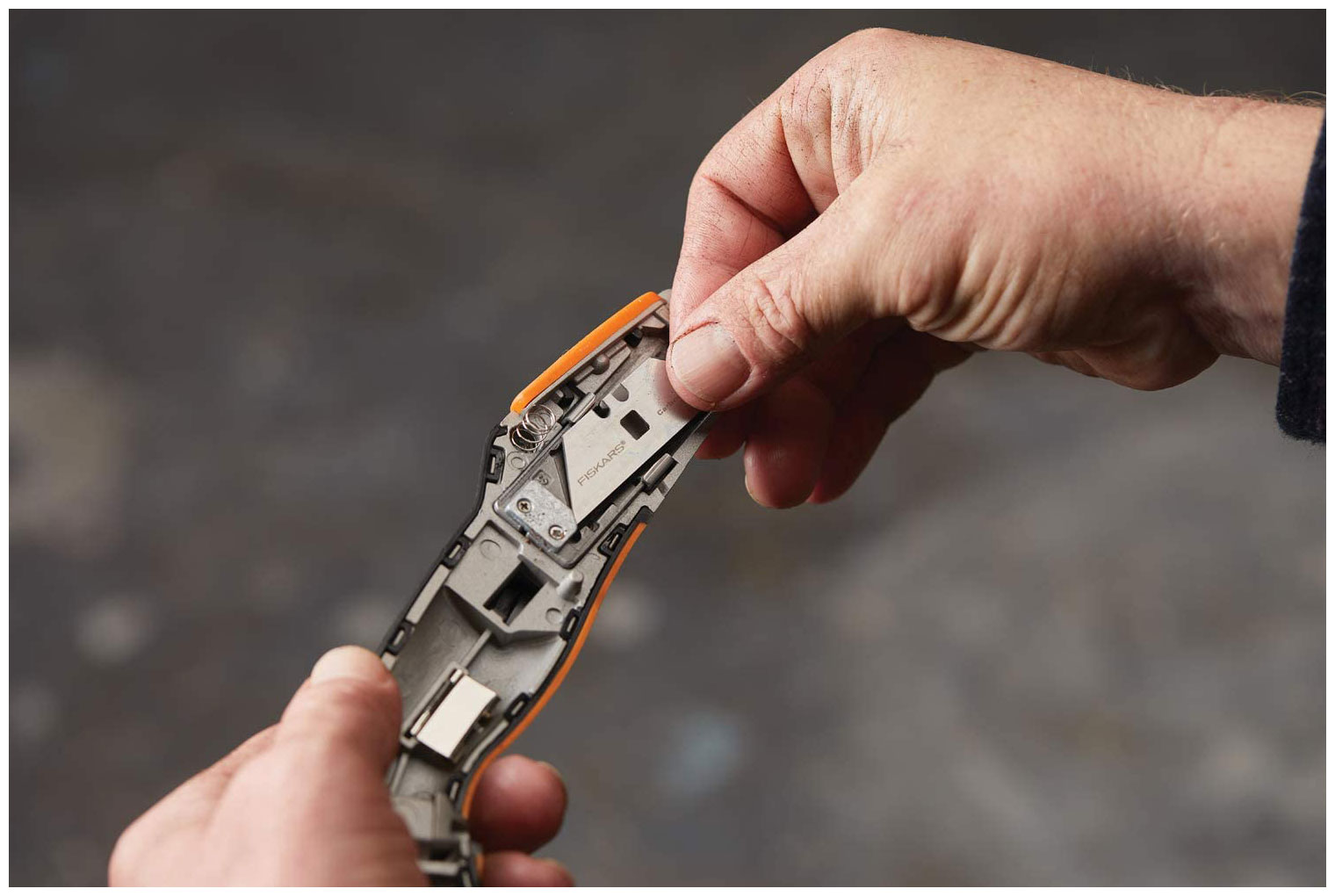 Нож Fiskars с выдвижным лезвием CarbonMax 1027223 Нож Fiskars с выдвижным лезвием CarbonMax 1027223