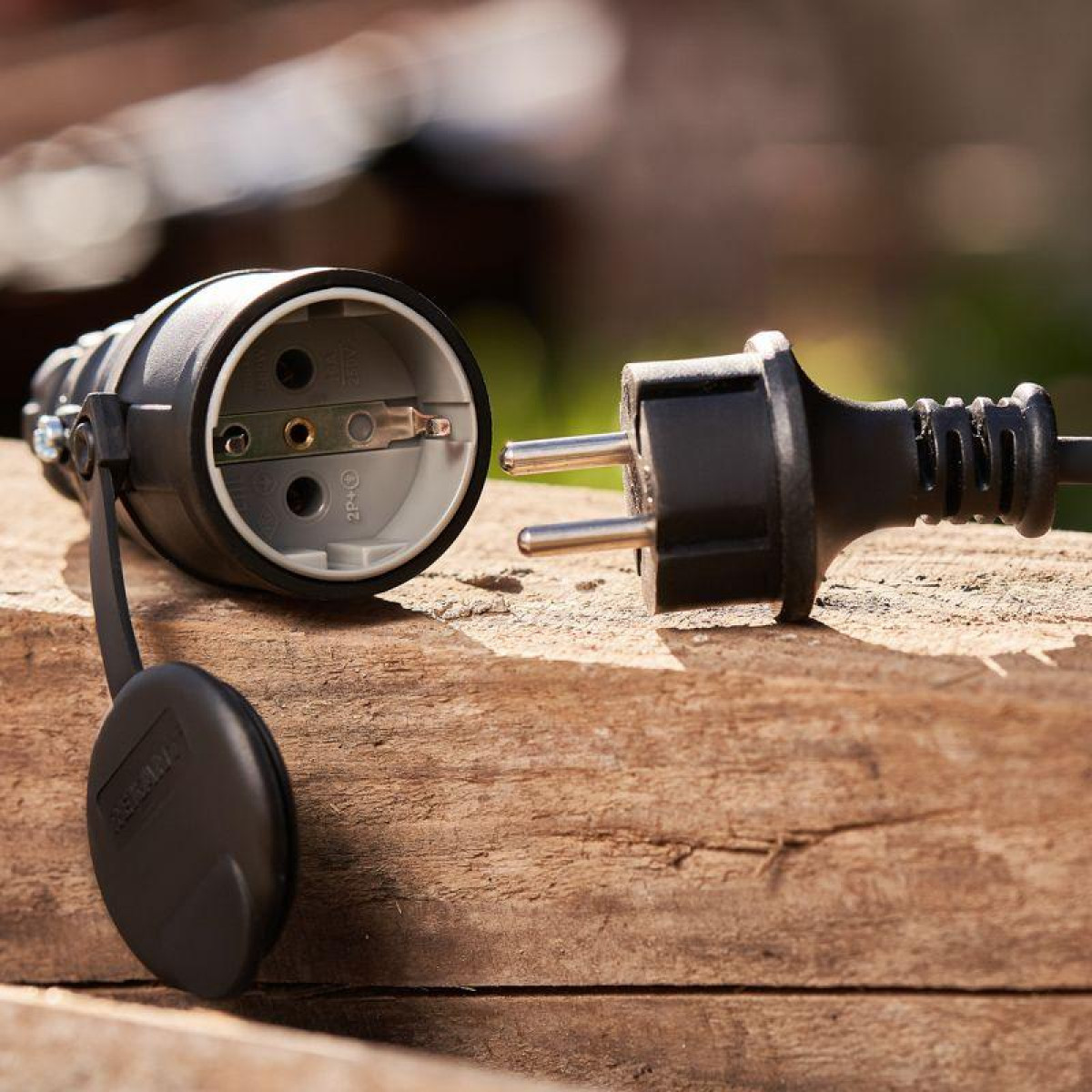 Изображение товара Розетка переносная влагозащищенная с крышкой Rexant IP44 16А каучук