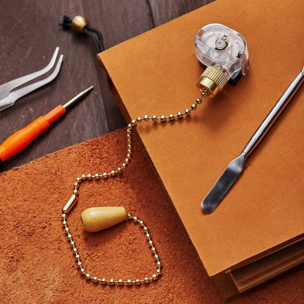 Изображение товара Выключатель для настенного светильника Rexant с деревянным наконечником gold