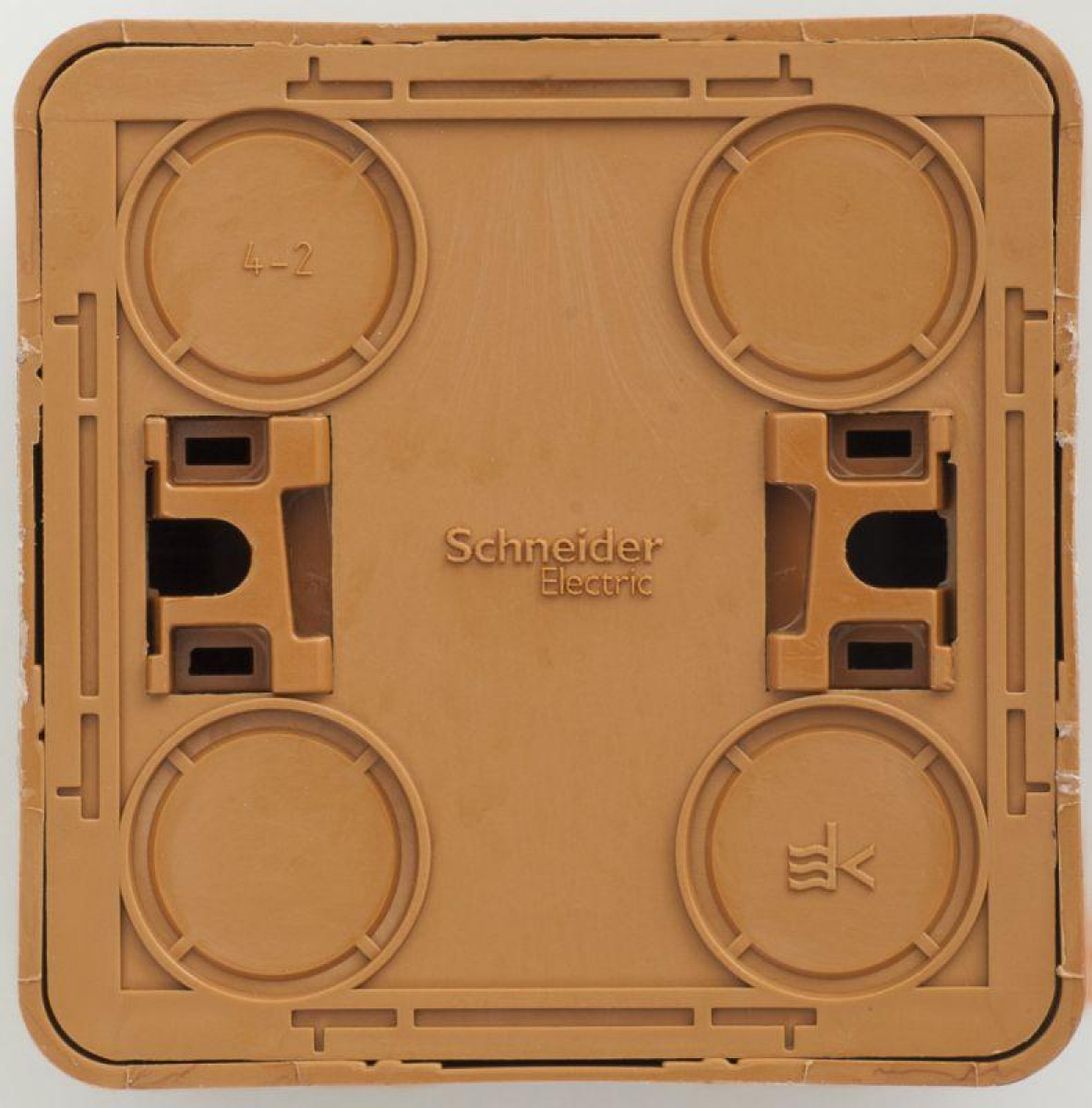 Изображение товара Розетка 1-м ОП Этюд Дача 16А IP20 с заземлением и защитными шторками